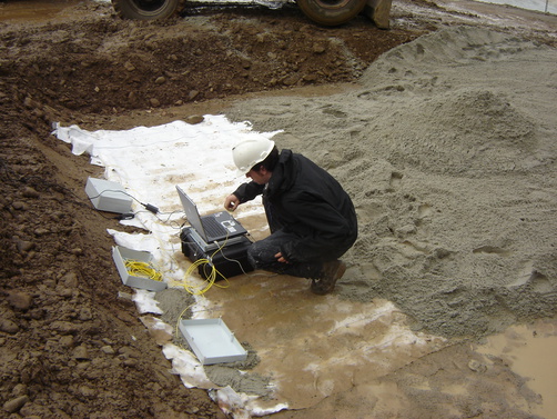 Einbau eines mit Singlemode-Glasfasern funktionalisierten geotextilen Vliesstoffs  Einbau eines mit Singlemode-Glasfasern funktionalisierten geotextilen Vliesstoffs