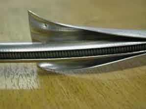 Aufbau einer Metalldichtung (aufgeb&ouml;rdelt) Au&szlig;en: Aluminium oder Silber, Mitte: Edelstahl, Innen: Spiralfederkern Nickel-Basis-Legierung